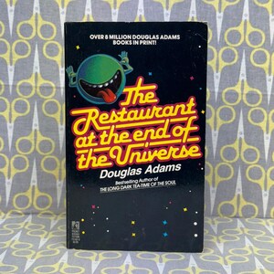 The Restaurant at the End of the Universe von Douglas Adams — Vintage Sci-Fi Humor Taschenbuch