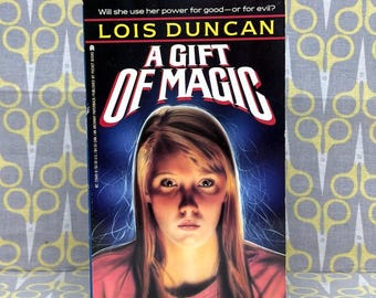 A Gift of Magic by Lois Duncan — Paperback Book