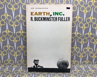 Könnte beinhalten: Ein weißer Buchumschlag mit dem Titel "EARTH, INC." und dem Autor "R. BUCKMINSTER FULLER" in brauner und grüner Schrift. Ein Schwarzweißfoto eines Mannes und eines Globus befindet sich am unteren Rand des Umschlags.