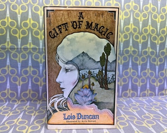 A Gift of Magic by Lois Duncan paperback book vintage Illustrated by Arvis Stewart
