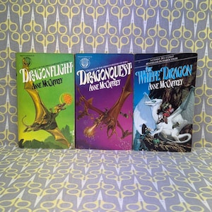 Jeźdźcy smoków z Pern Set — Lot smoka, Dragonquest, Biały smok autorstwa Anne McCaffrey