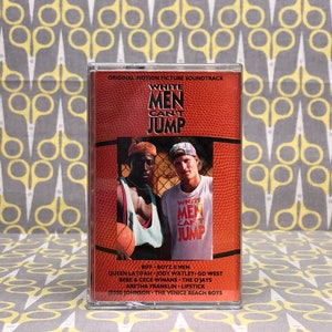 Puede incluir: Una cinta de cassette de la banda sonora original de la película "White Men Can't Jump". La portada de la cinta de cassette presenta un fondo de cancha de baloncesto con dos hombres jugando al baloncesto. El texto "White Men Can't Jump" está impreso en letras blancas sobre un fondo rojo.