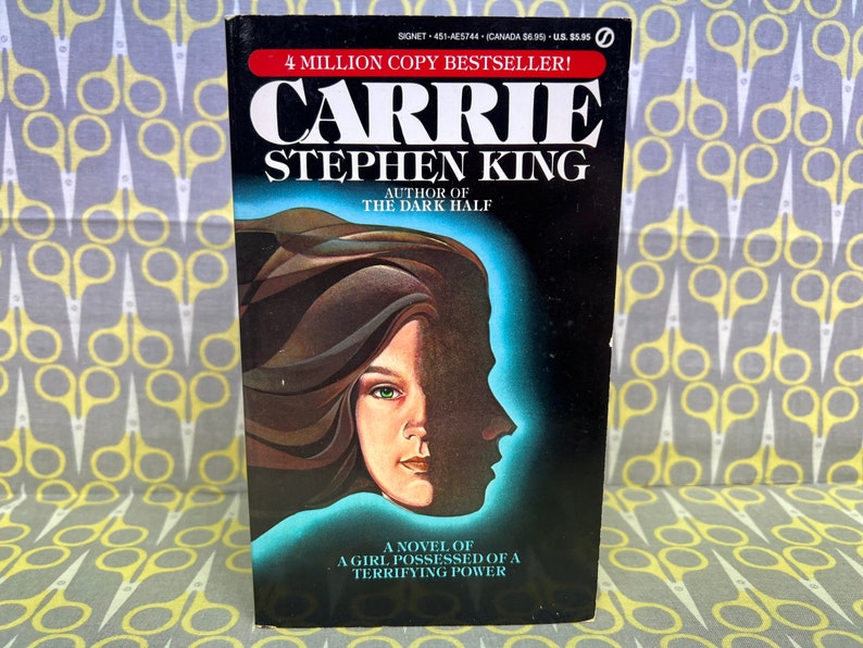 Carrie by Stephen King paperback book horror vintage image 1