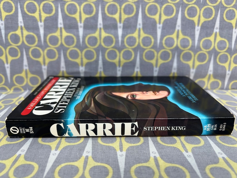 Carrie by Stephen King paperback book horror vintage image 5