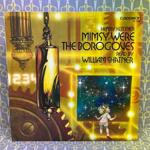 Op de afbeelding: Vintage vinyl albumhoes voor "Mimsy Were the Borogoves" van Henry Kuttner, voorgelezen door William Shatner. De hoes heeft een goud-bruine illustratie met een kind dat naar een sterrenhemel kijkt. Het album is van Caedmon.