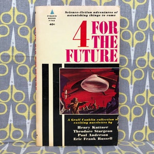 Op de afbeelding: Een vintage paperback boekomslag met een rood, wit en zwart ontwerp. De titel is "4 For The Future" en de omslag toont een futuristische illustratie van een vliegende schotel en mensen in ruimtepakken. Het boek is een verzameling sciencefictionverhalen van Henry Kuttner, Theodore Sturgeon, Poul Anderson en Eric Frank Russell.