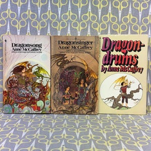Harper Hall Trilogy – Drachengesang, Drachensänger, Drachentrommeln von Anne McCaffrey – Vintage Taschenbücher