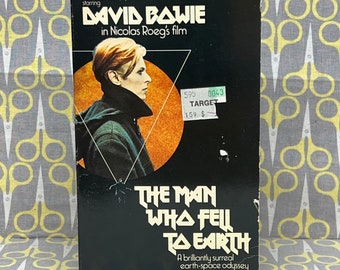 The Man Who Fell To Earth by Walter Tevis paperback book Movie tie in vintage David Bowie Cover