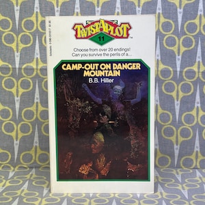 Könnte beinhalten: Ein Buchcover der "Twistaplot"-Reihe, Nummer 11, mit dem Titel "Camp-Out on Danger Mountain" von B.B. Hiller. Das Cover zeigt eine dunkle, schattenhafte Waldszene mit einer Figur im Hintergrund.