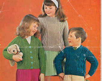 Pulls et cardigan Aran vintage pour enfants à col rond et à col en V - un modèle de tricot Sunbeam - s'adaptent à une poitrine de 22 à 28 pouces