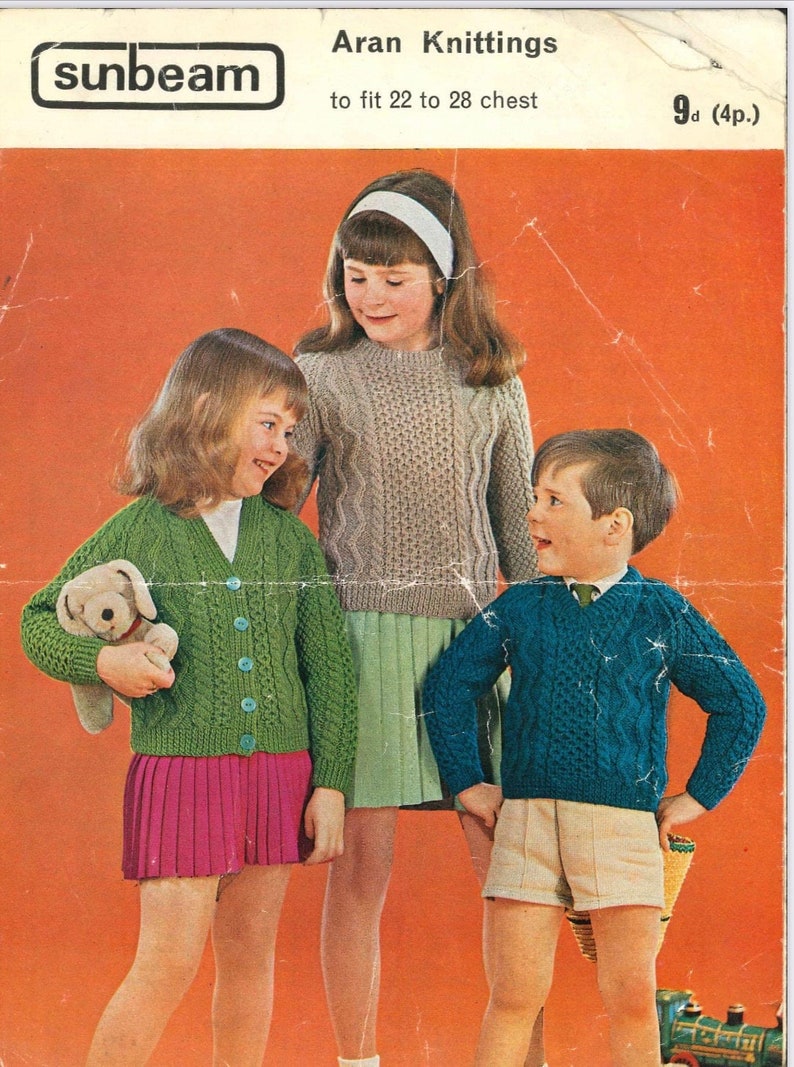 Suéteres y cárdigan Aran vintage con cuello en V y tripulación para niños: REIMPRESIÓN MEJORADA de un patrón de tejido Vintage Sunbeam imagen 1