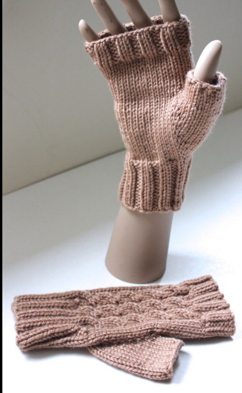 PDF Amberley Fingerless Gloves Knitting Pattern tricoté en rond Taille pour adultes et adolescents Autorisation de vendre des produits finis image 4