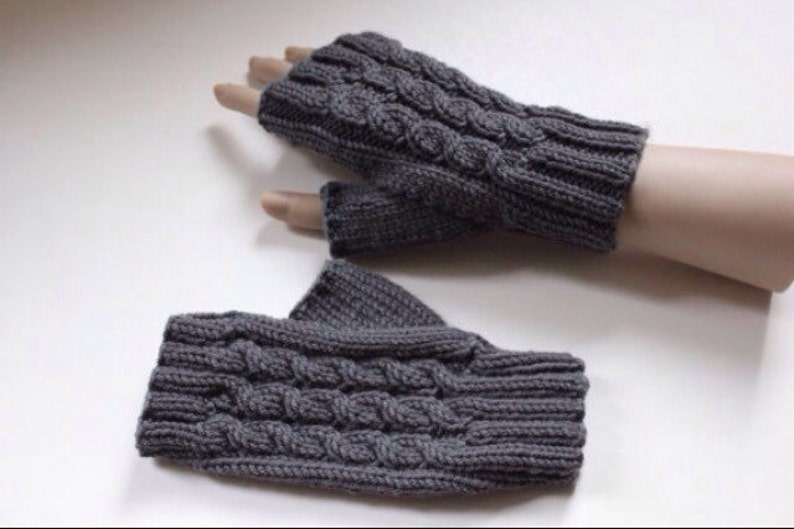 PDF Amberley Fingerless Gloves Knitting Pattern tricoté en rond Taille pour adultes et adolescents Autorisation de vendre des produits finis image 3