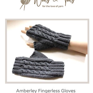 Könnte beinhalten: Graue Fingerlose Handschuhe, gestrickt in einem Zopfmuster. Die Handschuhe werden auf einem Handmodell gezeigt. Der Text "Amberley Fingerless Gloves" befindet sich am unteren Rand des Bildes. Der Text "Knitted on 2 Straight Needles" befindet sich unter dem Titel. Der Text "Knitting Pattern: WAT44S" befindet sich unter den Nadelinformationen. Der Text "Designed by Wools & Tools" befindet sich am unteren Rand des Bildes.