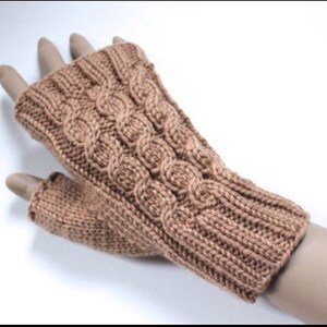 PDF Amberley Fingerless Gloves Knitting Pattern tricoté en rond Taille pour adultes et adolescents Autorisation de vendre des produits finis image 2