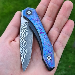 Maßgeschneidertes Klappmesser, handgeschmiedete rostfreie Damastklinge, Titan-Zirkonium-Damastgriff, Flipper mit Verriegelungssystem, Mokume-Holzmaserung