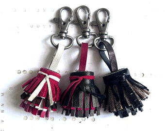 Portachiavi con nappina in pelle nera e rossa, anello portachiavi con frange in pelle, ciondolo