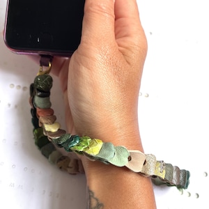 Correa de cuero para teléfono con eslabones de cadena / Correa de cuero verde y beige hecha a mano para teléfono / Regalo para el día de la madre / Cordón sostenible