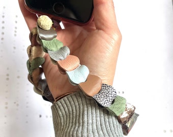 Stevige leren telefoonband met schakelketting | Pastelleren polsbandje telefoonbedel | Sleutelkoord portemonnee clutch | Cadeau duurzaam gerecycled leer