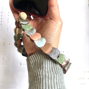 Correa de cuero grueso para teléfono con eslabones de cadena / Correa de cuero pastel para teléfono con dije de muñeca / Cordón para billetera de mano / Regalo de cuero reciclado sostenible