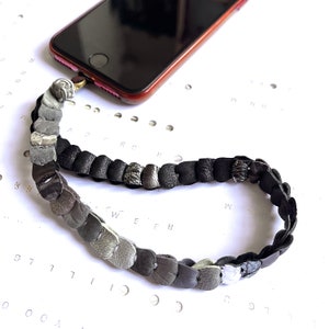 Lederkette Handyband | Handmade Schwarz Grau Silber Leder Handgelenk Armband Handyanhänger | Muttertagsgeschenk | Nachhaltiges Schlüsselband