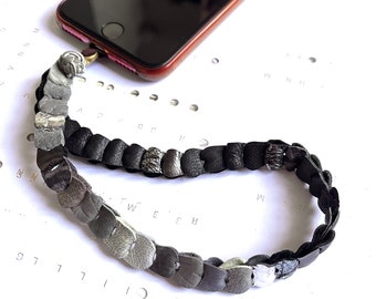 Leren telefoonriem met kettingschakel | Handgemaakte zwartgrijs zilveren lederen polsband telefoonbedel | Moederdagcadeau | Duurzaam sleutelkoord