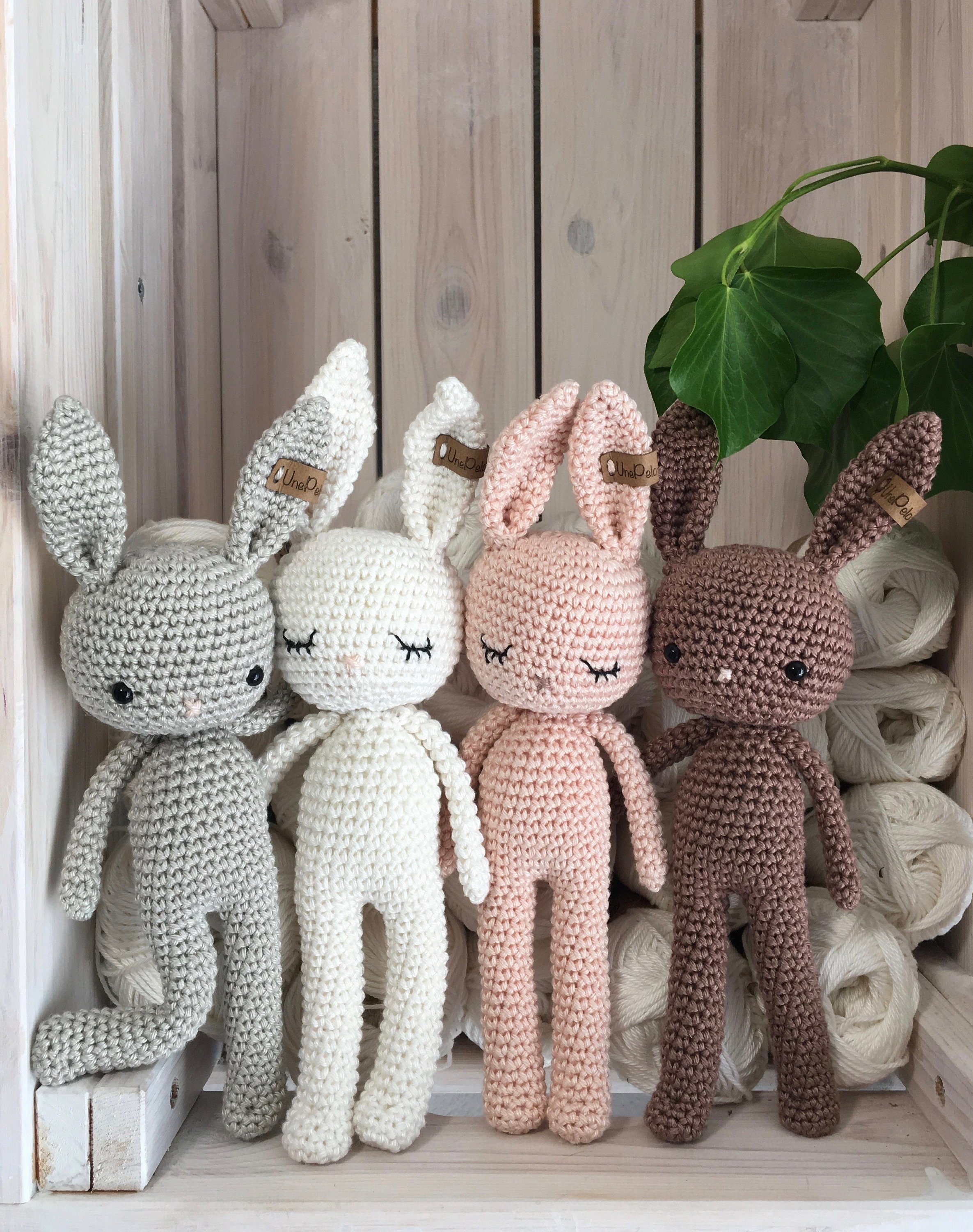 Купить вязаные игрушки ручной. Серый заяц амигуруми. Bunny амигуруми. Связанные игрушки. Связанные игрушки маленькие.