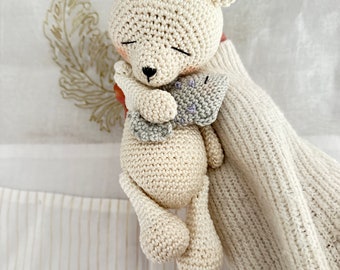 le petit ours polaire PLUME avec son doudou poisson,  un cadeau spécial !