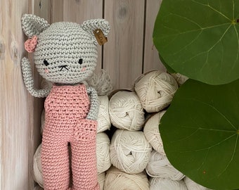 Amigurumi Katze FIGARO, Neugeborenen Häkelpuppe Katze mit Overall, einem besonderen Spielzeug und Neugeborenen Baby Geschenk oder Foto Requisite