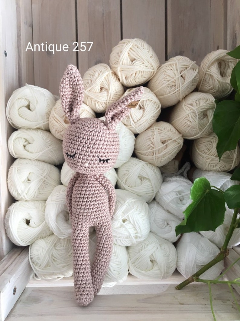 Adorable lapin GOLDIE câlin amigurumi en coton pour bébé, cadeau danniversaire, de naissance, pour la séance photos. antique 257