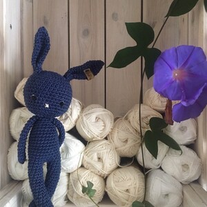 Adorable lapin GOLDIE câlin amigurumi en coton pour bébé, cadeau danniversaire, de naissance, pour la séance photos. bleu marine 164