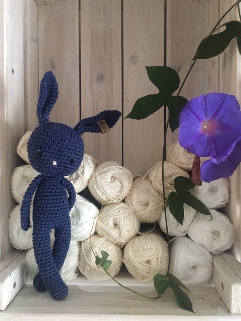 Adorable lapin GOLDIE câlin amigurumi en algodón para bebé, cadeau d'anniversaire, de naissance, pour la sesión de fotos. bleu marine 164