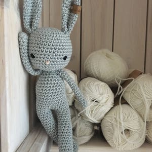 Adorable lapin GOLDIE câlin amigurumi en coton pour bébé, cadeau danniversaire, de naissance, pour la séance photos. image 4