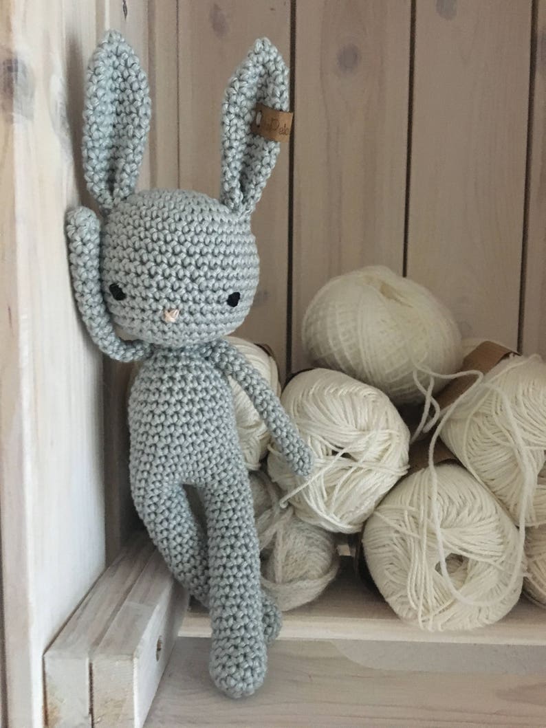 Adorable lapin GOLDIE câlin amigurumi en coton pour bébé, cadeau danniversaire, de naissance, pour la séance photos. blue-grey 172