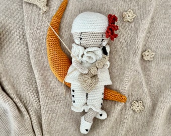 le petit clown blanc PIERROT avec son saxophone en crochet, un cadeau spécial !