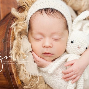 Adorable lapin GOLDIE câlin amigurumi en coton pour bébé, cadeau danniversaire, de naissance, pour la séance photos. image 2