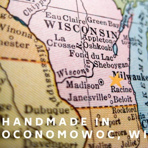 Puede incluir: Un mapa vintage de Wisconsin con el nombre del estado resaltado en negro. El mapa muestra las principales ciudades, incluyendo Milwaukee, Madison, Green Bay y Oshkosh. El texto "HANDMADE IN OCONOMOWOC, WI" est&aacute; impreso en la parte inferior del mapa.