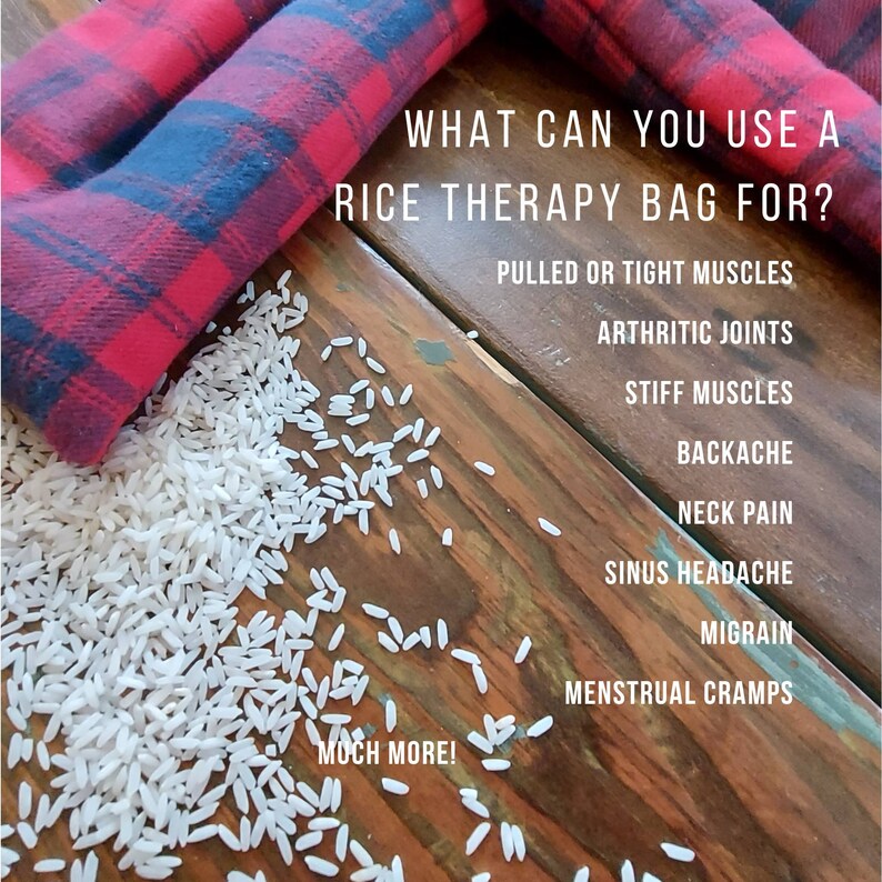 Puede incluir: Dos bolsas de terapia de arroz de cuadros rojos y negros sobre una superficie de madera con arroz blanco esparcido a su alrededor. El texto "WHAT CAN YOU USE A RICE THERAPY BAG FOR?" est&aacute; en la parte superior de la imagen. Debajo del texto hay una lista de usos para las bolsas de arroz, que incluyen "PULLED OR TIGHT MUSCLES", "ARTHRITIC JOINTS", "STIFF MUSCLES", "BACKACHE", "NECK PAIN", "SINUS HEADACHE", "MIGRAINE", "MENSTRUAL CRAMPS" y "MUCH MORE!"