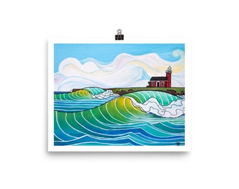 Könnte beinhalten: Ein roter Leuchtturm mit einem weißen Licht oben steht auf einer grünen Grasklippe mit Blick auf ein blaues Meer mit grünen und blauen Wellen. Der Himmel ist blau mit weißen Wolken.