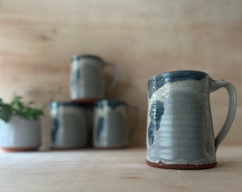 Taza grande de cerámica hecha a mano, esmalte moteado y gris, gotas azules, taza de café perfecta