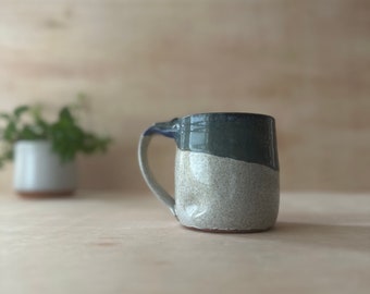 Taza de cerámica hecha a mano de 12 oz, esmalte moteado, goteos azules, taza de café perfecta