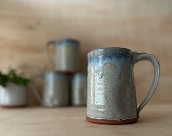 Taza grande de cerámica hecha a mano, esmalte moteado, goteos azules, taza de café perfecta