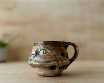 Taza de cerámica hecha a mano de 12 onzas, superficie blanca con flores azules