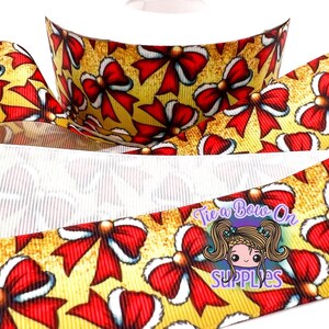 Puede incluir: Un rollo de cinta dorada con un patrón repetitivo de lazos rojos con bordes blancos. La cinta tiene una superficie texturizada e incluye un logotipo circular con el texto Tie a Bow On Supplies y una ilustración de una persona con coletas.