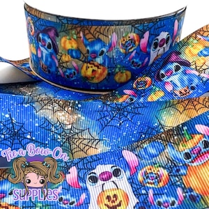 Puede incluir: Cinta azul con un diseño de Halloween con personajes de dibujos animados, calabazas y telarañas. La cinta tiene un patrón repetido de los personajes con disfraces de Halloween. El texto "Tie a Bow On Supplies" es visible.
