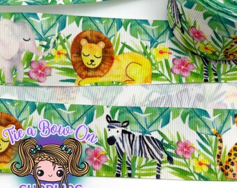 Può includere: Nastro bianco con stampa di animali della giungla con zebra, leone, elefante e leopardo. Il nastro include anche fiori tropicali e fogliame verde. Un rotolo dello stesso nastro è visibile sullo sfondo. È visibile anche il testo "Tie a Bow On Supplies".