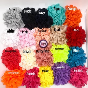 Puede incluir: Una colección de 20 adornos de flores de tela en varios colores, incluyendo gris, negro, azul marino, aguamarina, naranja, blanco, rosa, melocotón, caqui, rojo, naranja/rojo, crema, rosa polvoriento, verde neón, azul, lavanda, amarillo, rosa intenso, naranja neón y fucsia.