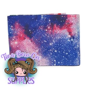 Könnte beinhalten: Gefaltetes Band mit einem Galaxie-Design. Das Band hat eine Mischung aus blauen, roten und weißen Farben, die einen kosmischen Effekt erzeugen. Der Text "Tie a Bow On SUPPLIES" ist in der unteren linken Ecke sichtbar.