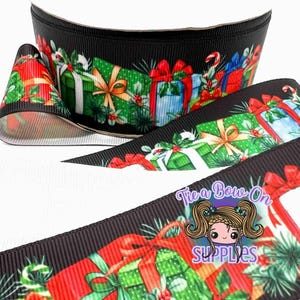 Könnte beinhalten: Schwarzes Band mit einem sich wiederholenden Muster aus verpackten Weihnachtsgeschenken in Rot, Grün, Blau und Weiß. Die Geschenke sind mit Schleifen und Stechpalmen verziert. Auf dem Band steht auch "Tie a Bow On SUPPLIES".