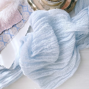 Runner in garza BLU CHIARO con texture increspata / Arredamento semplice tinto in pianta / Arredamento matrimonio SKY blue in stile boho / Prodotto in Ucraina